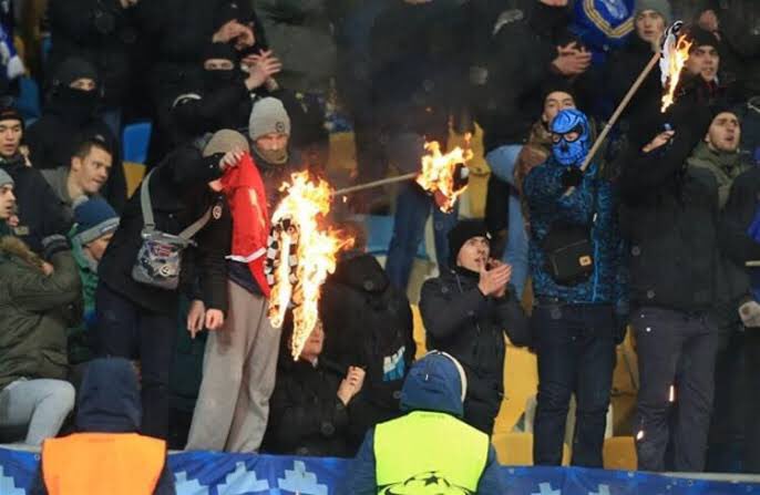Dinamo Kiev-Beşiktaş maçında Kiev taraftarı Türk bayrağı yakarken sizin sesiniz çıkmış mıydı? Gelelim Zenit'in düzenlediği turnuvaya. Turnuvada Fenerbahçe'nin haricinde Kızılyıldız gibi takımlar da var onlara neden sesiniz çıkmıyor? Priminizi başka yerde yapın :) <a href="/DynamoKyiv/">FC Dynamo Kyiv</a>