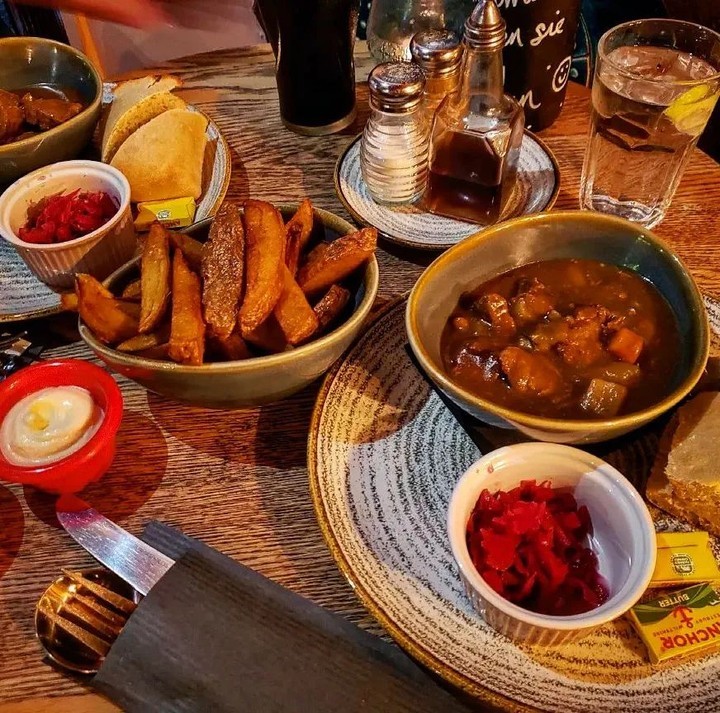 𝙎𝙩𝙖𝙧𝙩𝙞𝙣𝙜 𝙩𝙝𝙚 𝙬𝙚𝙚𝙠𝙚𝙣𝙙 𝙖𝙨 𝙬𝙚 𝙢𝙚𝙖𝙣 𝙩𝙤 𝙜𝙤 𝙤𝙣

The kitchen is open until late every night over the weekend, @parrjazz host The Manouchetones this evening, before tomorrow's brunch and Sunday Roast service. 

MaBoyles.co.uk