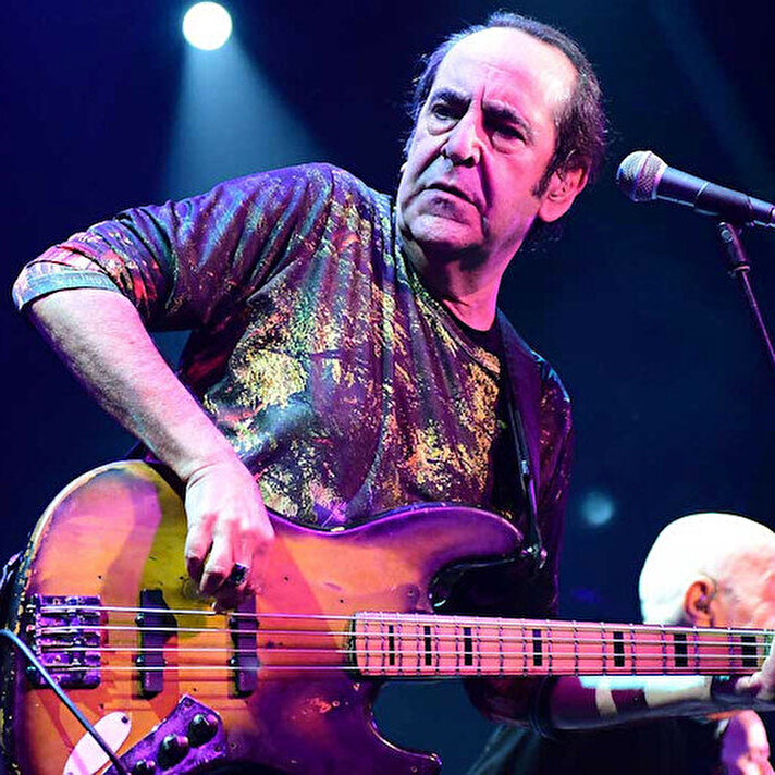 Usta sanatçı Özkan Uğur'un hayatını kaybettiğini öğrenmiş olmanın üzüntüsü içerisindeyiz. Yakınlarına, sevenlerine ve sanat camiasına baş sağılığı dileriz. Mekanın cennet olsun güzel insan. 😥