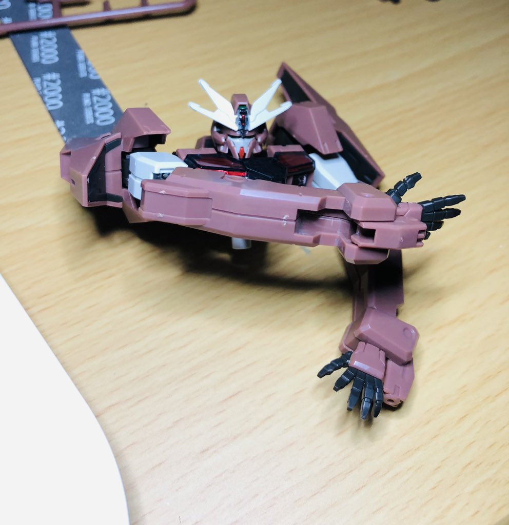 ZP9LO4CTU3Red8J's tweet photo. ルブリスソーン腕と体完成しました❗️
少しずつですが着実に完成に向かっています😊
　連結デスプレイベースも買ったので早速完成済みの4機体を収納しました😁
#水星の魔女 #ガンプラ #ガンプラ好きとつながりたい https://t.co/ixQLiuW0ii