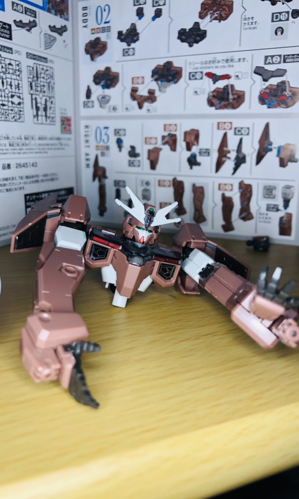 ZP9LO4CTU3Red8J's tweet photo. ルブリスソーン腕と体完成しました❗️
少しずつですが着実に完成に向かっています😊
　連結デスプレイベースも買ったので早速完成済みの4機体を収納しました😁
#水星の魔女 #ガンプラ #ガンプラ好きとつながりたい https://t.co/ixQLiuW0ii