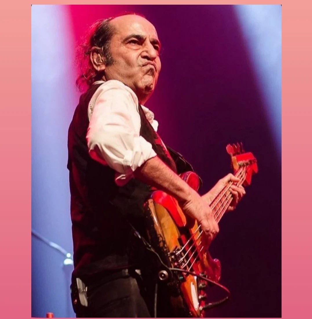 Türk sanat müziğinin sevilen ismi  Özkan Uğur hayatını kaybetti sanat camiasının başı sağolsun rabbim rahmet eylesin mekanı cennet olsun güzel abimm güle güle cennet mahallesinin Ali abi 😥😥