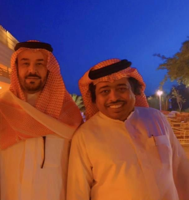 صورة تذكاريه تجمع  صاحب السمو الملكي الامير مشعل بن محمد آل سعود مع النجم علي الدويان