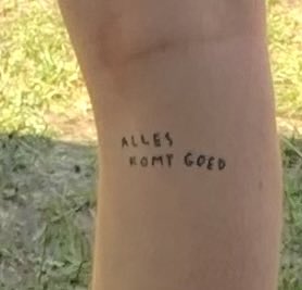 Rene_ggh's tweet photo. Ik ben op #werfpop en heb onwijs goed nieuws voor jullie! Kijk maar eens wat er op die kuit staat getatoeëerd. Super om dit te weten https://t.co/3kFrWceGb8