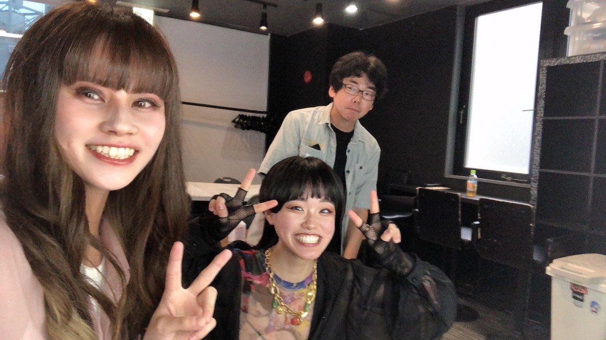 qua1cuno3's tweet photo. 昨日のお写真続きですよ📷
①ベーシストの群れに入るamika
②久々みやたそ！じんやさん！
③そんちゃんとたにーさん！
④珍しいタイプのメイクをしてもらったのでさらに盛った自撮り https://t.co/AuQWnneEcu