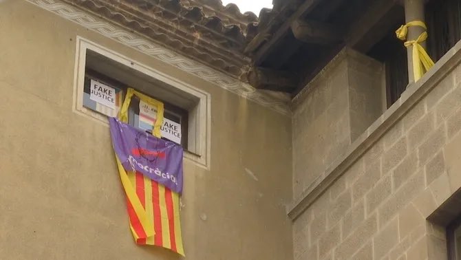 jordisalvia's tweet photo. Junta Electoral Central: 

❌ Llaços grocs a la Paeria.
✅ Cara al sol en espot electoral.

#SpainIsAFascistStat https://t.co/vbpN4K11Ue