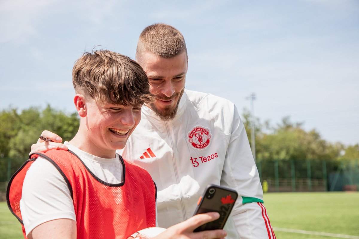 MU_Foundation's tweet image. You've been a true role model for our young people for so long, David ❤️

Thank you for supporting Foundation projects over the past 12 years and for always bringing a smile to our participants' faces 🥰

Best of luck for the future, @D_DeGea 🤝