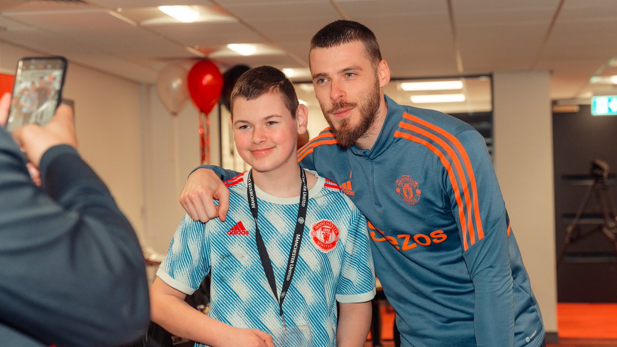 MU_Foundation's tweet image. You've been a true role model for our young people for so long, David ❤️

Thank you for supporting Foundation projects over the past 12 years and for always bringing a smile to our participants' faces 🥰

Best of luck for the future, @D_DeGea 🤝