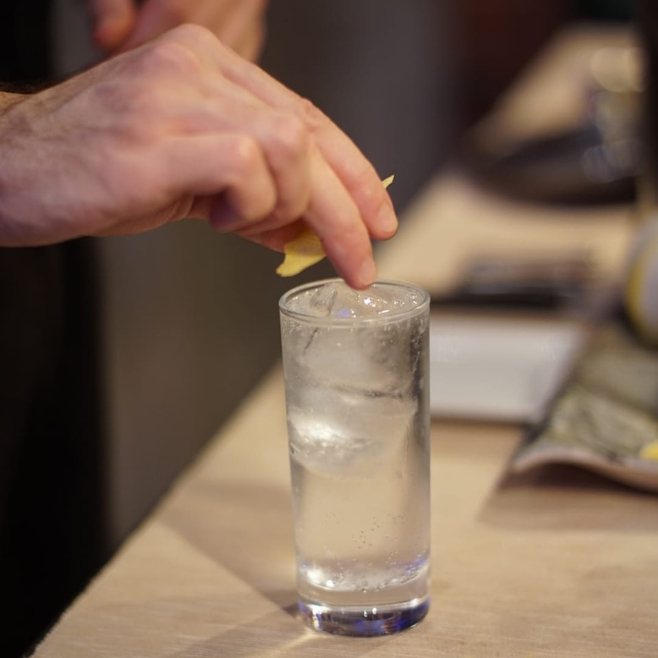 TirsaBcn's tweet photo. 🇬🇧 El nostre #gintonic British, un dels grans #MomentsTirsa 🇬🇧👍‼️

#CocteleriaBarcelona #cocktailbar https://t.co/g5GQ6HW3pQ