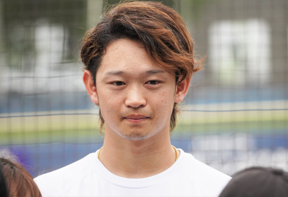 ［23.07.08　鎌ヶ谷］ 

鎌スタと選手寮を行きかうファイターズの選手たち🐻 
（吉田輝星・金村尚真・立野和明・鈴木健矢） 

輝星くん左眼の下に絆創膏が🩹 
今日は延長10回突入なら輝星くん登板だったので、
試合には影響なさそう🤗 

健矢くんも鎌スタ合流、次回登板に向けて調整⚾️ 
#lovefighters