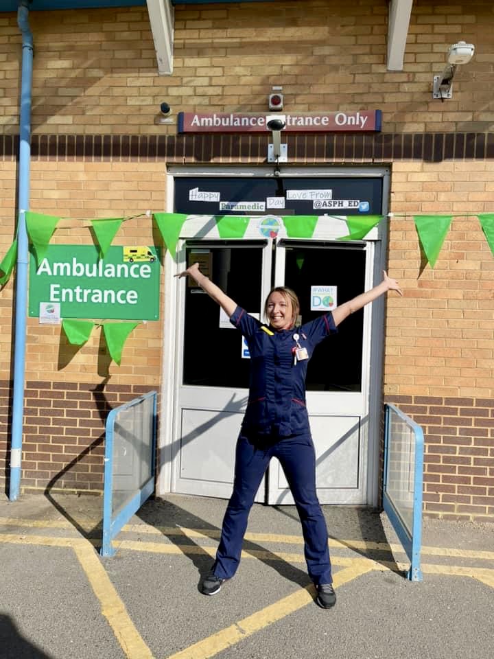 Great to see @ASPH_ED , led by Jen Francis, recognising and thanking paramedics on #InternationalParamedicsDay
Jen is a Paramedic Practitioner & ACP by background and Head of Nursing & AHPs at @ASPHFT  
ED Matrons have swapped red for green for the weekend! #whatparamedicsdo 💚