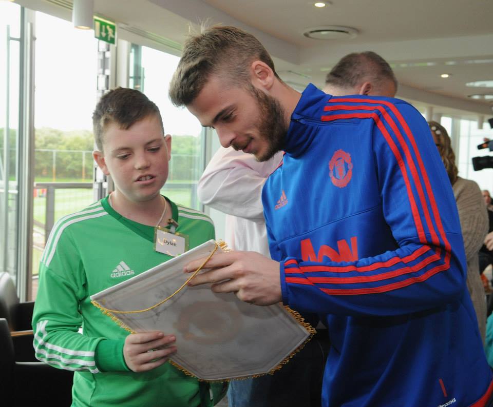 MU_Foundation's tweet image. You've been a true role model for our young people for so long, David ❤️

Thank you for supporting Foundation projects over the past 12 years and for always bringing a smile to our participants' faces 🥰

Best of luck for the future, @D_DeGea 🤝