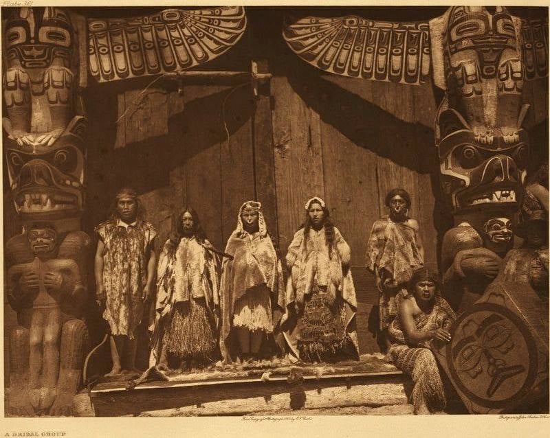 I am looking at the pre-colonial history of the Indigenous people of each province.

Today, I am looking at the Kwakwakaʼwakw people of Northern Vancouver Island &amp; the Discovery Islands.

Their name means Kwak'wala-speaking-peoples.

🧵1/11