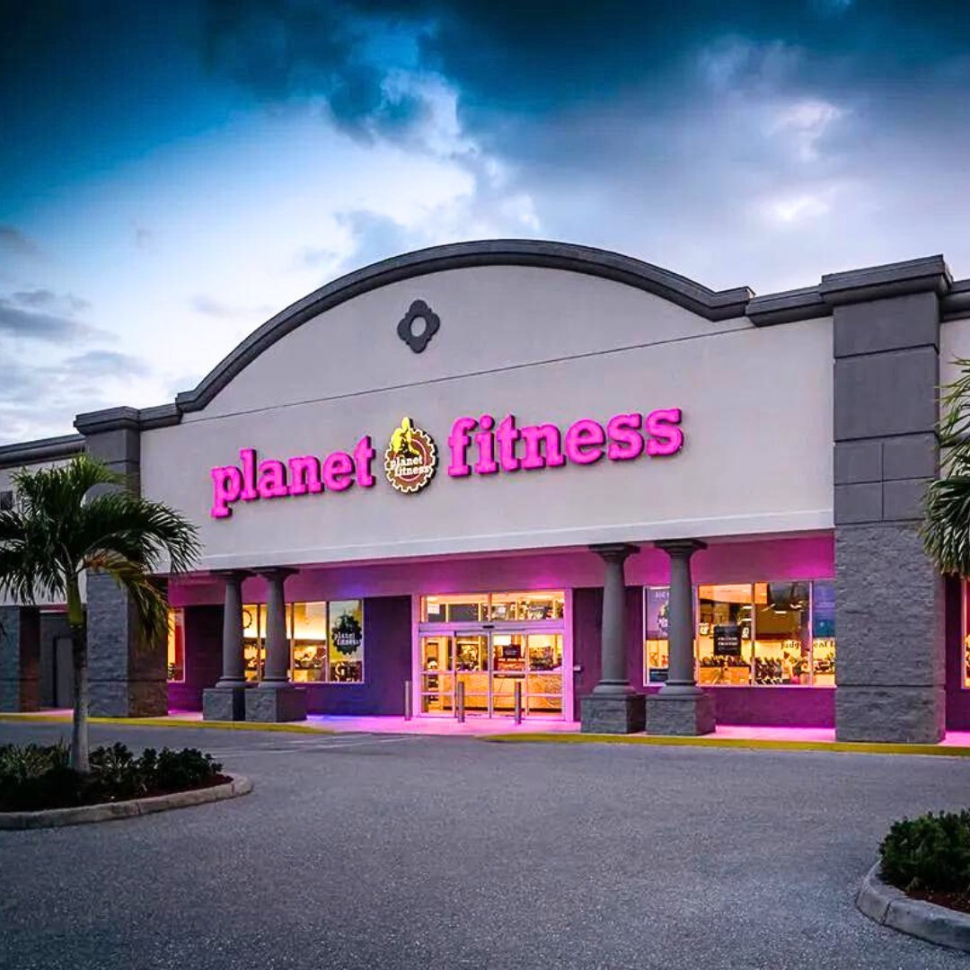 JoePompliano's tweet image. Planet Fitness is a fascinating case study.

They offer free pizza and bagels and kick out all the powerlifters by removing heavy weights from the gym.

But their membership price hasn't changed in 25 years, and they now have 2,500 gym locations worldwide.

Here's how it works 👇…