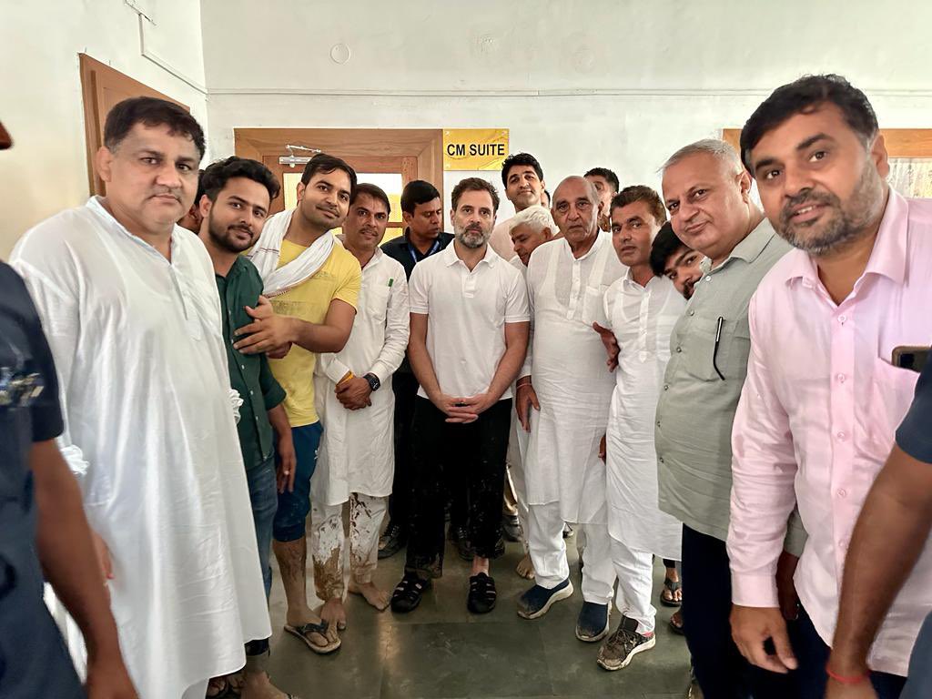 DeependerSHooda's tweet photo. वो षड़यंत्र करेंगे, हम संघर्ष करेंगे...
वो संसद से निकालेंगे, हम सड़कों पर मिलेंगे...
वो सड़कों को रोकेंगे, हम खेतों में मिलेंगे...
वो घर को छुड़वाएंगे, पर दिलों में से कैसे निकालेंगे ... 

सोनीपत में सुबह तड़के मदीना गाँव में किसान-मजदूरों के बीच पहुँचने पर @RahulGandhi जी का धन्यवाद। @indurajnarwal 🙏