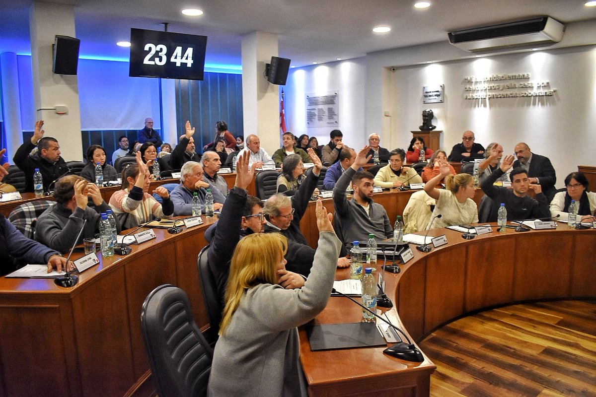 ¡La rendición de cuentas de la Intendencia ha sido rechazada! ❌

Irregularidad y mal manejo del dinero del pueblo hace que la mayoría de ediles y edilas de diferentes partidos, incluso desde el oficialismo, no acompañen la rendición.

#UnaGestiónQueNoRinde 
#RendiciónDeCuentas