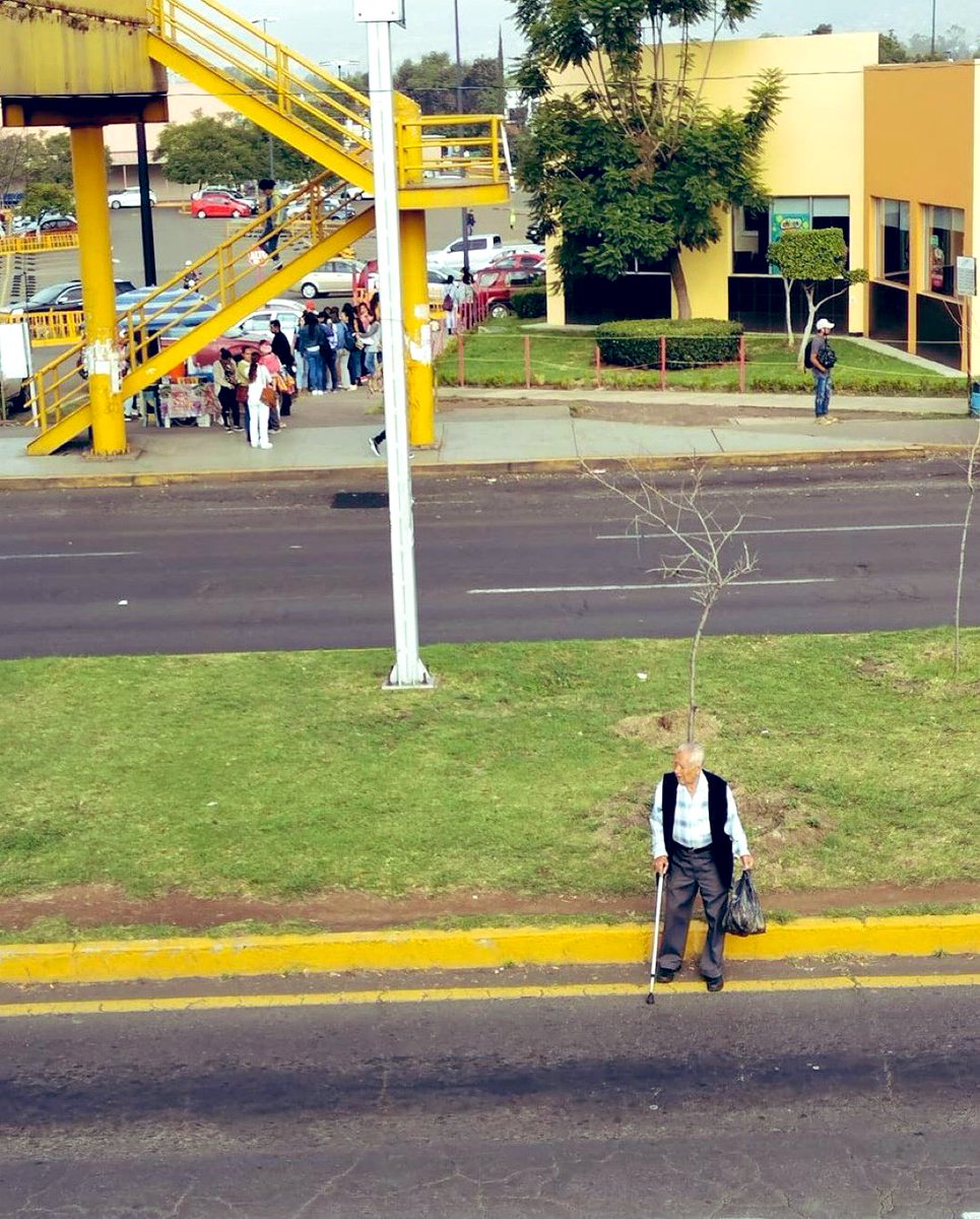 Me parece curioso que la gente que suele decir que ‘no todo el mundo puede andar en bici’ parezca pensar que todo el mundo puede subir un puente peatonal.