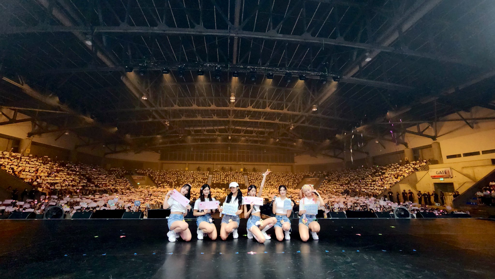 IVE - The First Fan Concert 'The Prom Queens' | kpopping