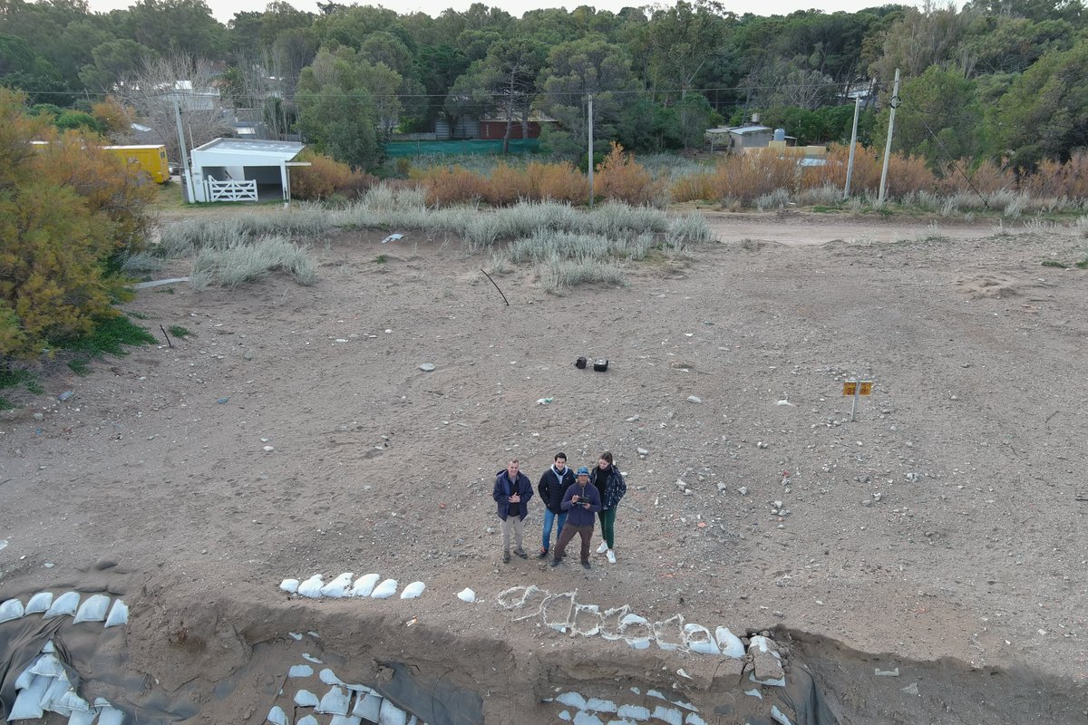 WilliamJaen's tweet photo. Increíble grupo de trabajo (Alejandro Zambrano, Agustina Roth y  Ariel Raniolo) del área de costas del Dr. Gerardo Perillo. Instituto Argentino de Oceanografía.

#IADO #BuenosAires #Costas #Erosioncostera #Resilienciacostera https://t.co/jMo3y64PaF