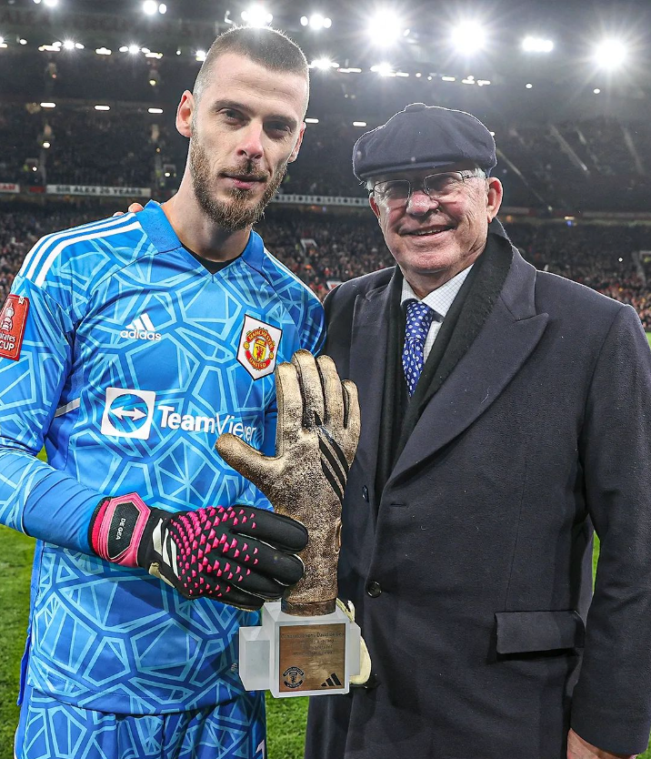 FaktaSepakbola's tweet photo. 12 tahun David De Gea bersama Manchester United 🔴⚫

👕 545 laga
🏆 Premier League
🏆 Europa League
🏆 FA Cup
🏆 EFL Cup (2x)
🏆 Community Shield (3x)
🌟 PFA Team Of The Year (5x)
🧤 Sarung tangan emas (2x)
🏟 Kiper paling sering main bagi MU.
🧱 Clean sheet terbanyak dalam sejarah MU