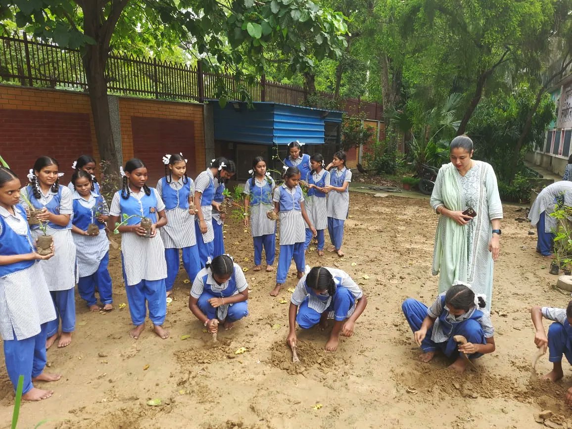givemetrees's tweet photo. We celebrated #VanMahotsav with the children of SKV Sr. Sec. School in #delhi by planting saplings to create a #herbalgarden in the vicinity of the school.
#educatingchildren #natureeducation #naturelearning #environment #environmentaleducation #plantingtrees #TreePlantation https://t.co/5n5OVaIQi3