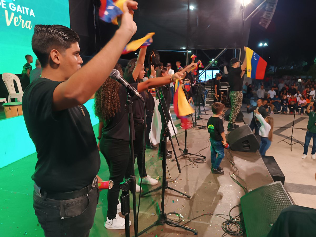 Tiamoraradio's tweet photo. La contundente muestra gaitera de anoche en el Festival infantil -juvenil del @imgramaracaibo_ nos demuestra que la gaita no ha muerto, ni morirá. Felicitaciones a la entusiasta muchachada. Tocaron, cantaron, bailaron, lloraron de la emoción #maracaibo https://t.co/VTxmfpf4vl