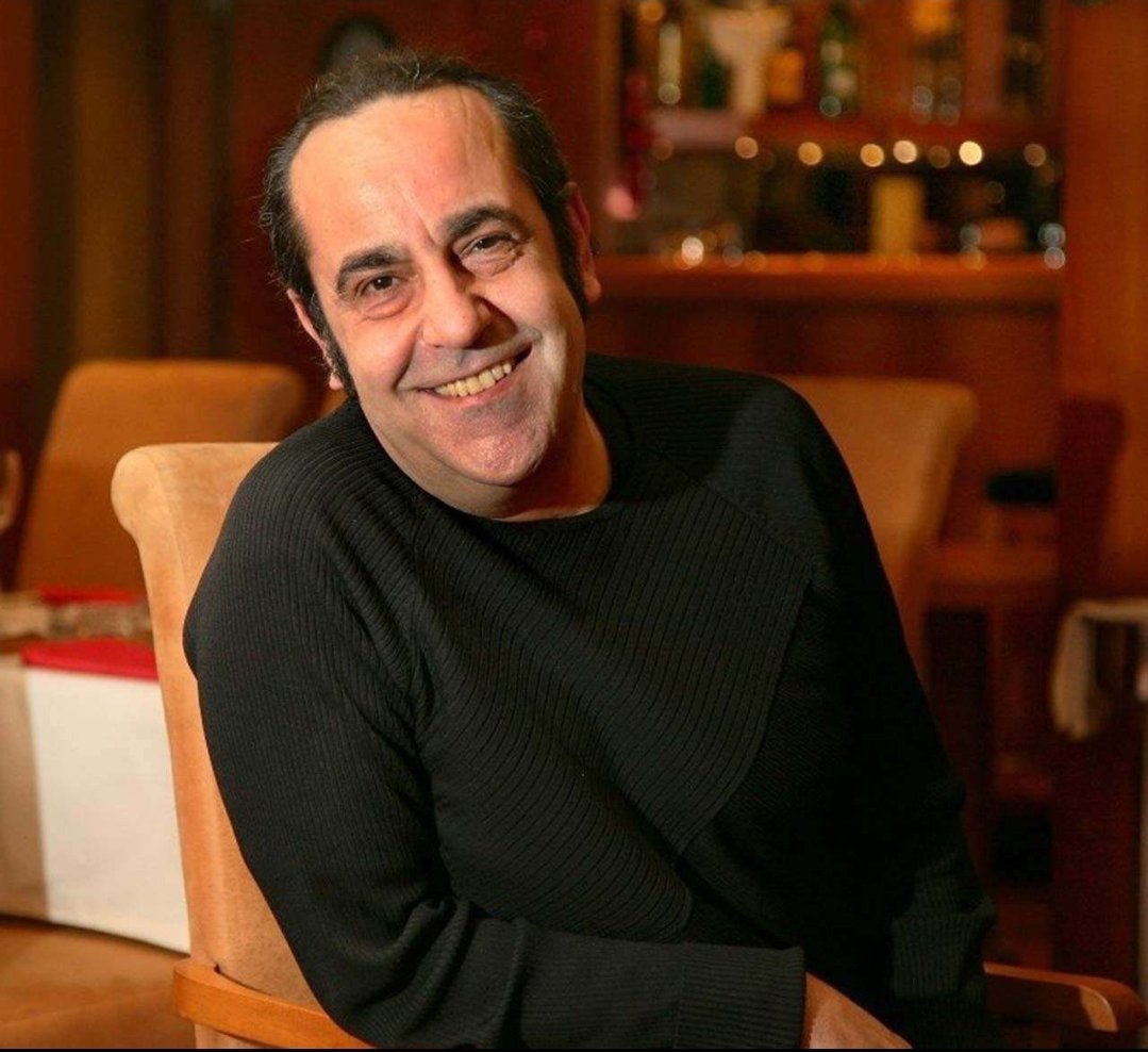 Koca kalbi, beyefendiliği, mütevaziligi, müthiş müzisyenliği ve bir grubun solistten ibaret olmadığını ispatlayan ustalığı ile çok büyük bir değerdi; hepimizin Özkan Abi'si.

Hiç unutulmayacak, yeri asla dolmayacak.

Işıklar yoldaşın olsun Özkan Abi.... 🖤

#ÖzkanUğur