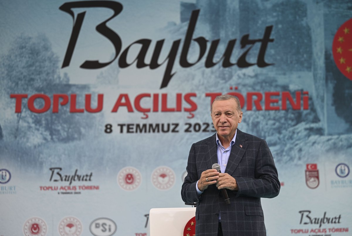 RTErdogan's tweet photo. 28 Mayıs’ta %82,45 oy oranıyla yine rekor kıran, birinciliği kimseye kaptırmayan Bayburt, sadece bize değil Türkiye’nin geleceğine de sahip çıktı.

Allah yol ve kader arkadaşlığımızı daim eylesin. Teşekkürler Bayburt! 🇹🇷 https://t.co/pRHSWeiF5I