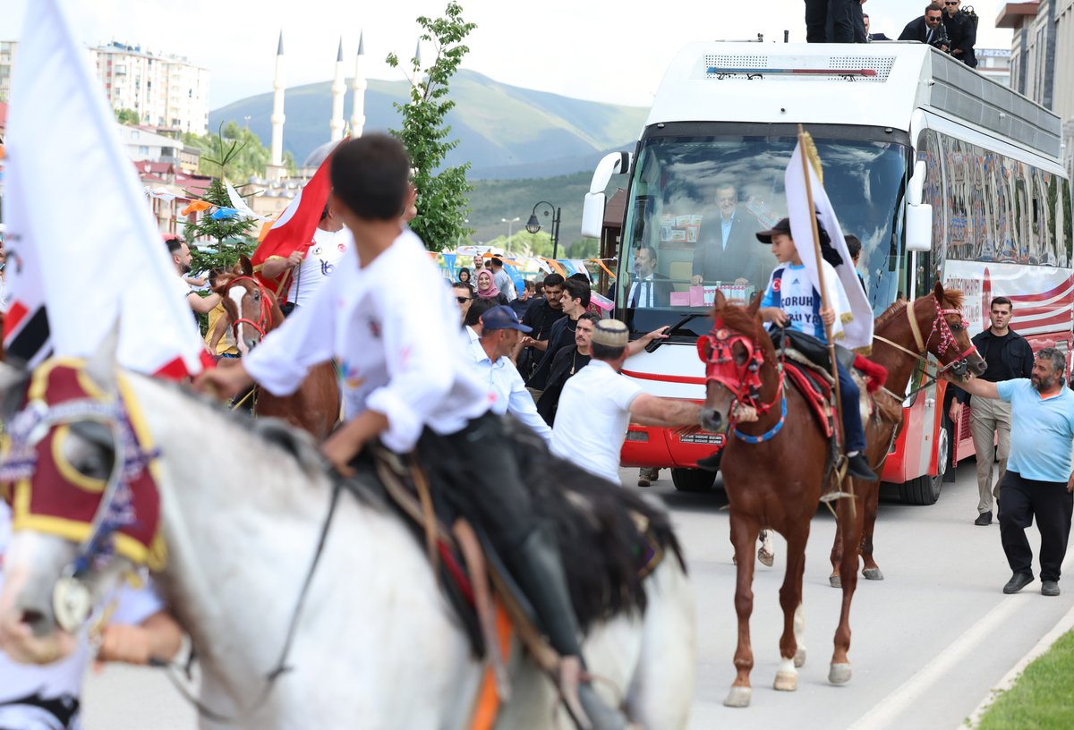 RTErdogan's tweet photo. 28 Mayıs’ta %82,45 oy oranıyla yine rekor kıran, birinciliği kimseye kaptırmayan Bayburt, sadece bize değil Türkiye’nin geleceğine de sahip çıktı.

Allah yol ve kader arkadaşlığımızı daim eylesin. Teşekkürler Bayburt! 🇹🇷 https://t.co/pRHSWeiF5I
