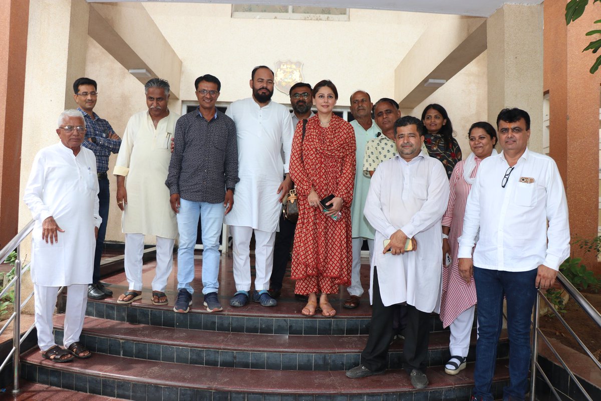 KutchSandesh's tweet photo. કોંગ્રેસના રાષ્ટ્રીય ડેલીગેટ મુમતાઝ અહેમદભાઈ પટેલે બન્ની-પચ્છમ વિસ્તારની મુલાકાત લીધી,
અસરગ્રસ્તોને મદદરૂપ થવા સરકાર તાકીદે રાહતપેકેજની ફાળવણીકરે,
કોંગ્રેસની સરકારે વાવાઝોડામાં ગામડા દત્તક લીધા હતા પણ ભાજપના રાજમા માલધારીઓ પાયમાલ
અહેમદભાઇ પટેલ પણ કચ્છની સતત ચિંતા સેવતા @INCIndia https://t.co/p9DApjEe8e