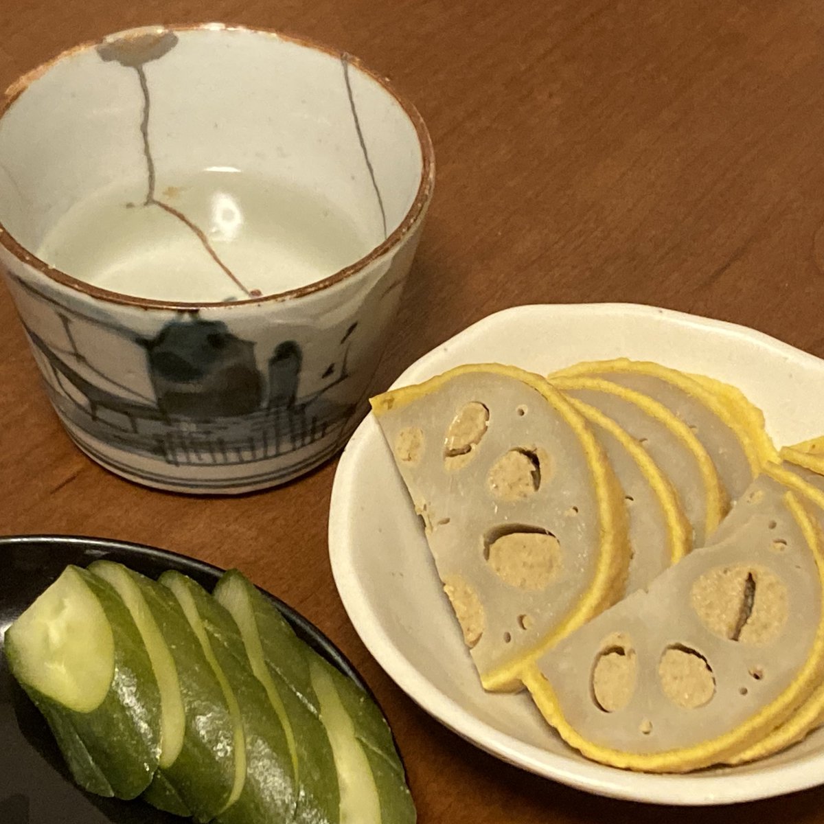 satodainu's tweet photo. 昨日今日と36℃台後半で過ごしたし、喉の痛みもかなりおさまってきたので、リハビリを開始した。
きゅうりのぬか漬け（漬かりすぎ）にチーズ醤油焼き（焼きすぎ）に #BrewHeart の The Kiwi Connection。そして辛子蓮根の残りを #墨廼江 純米吟醸雄町で（2枚目）。 https://t.co/DnAYI56ekD