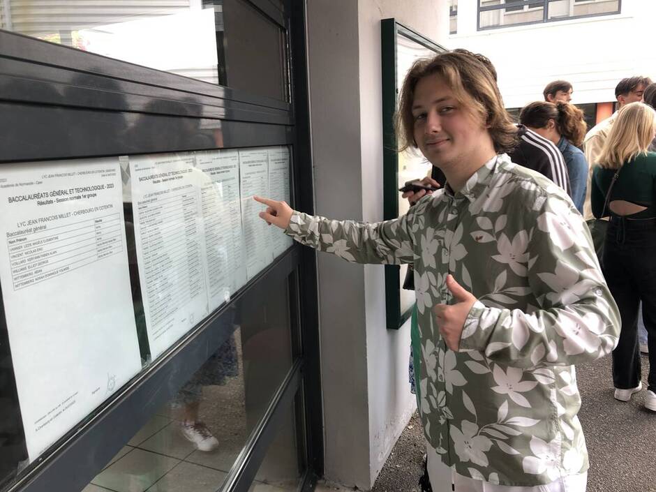 CerfiaFR's tweet photo. 🇫🇷🇺🇦 FLASH | Un lycéen ukrainien a obtenu son #bac avec mention en ayant appris le français en seulement 1 an.

👉 « Je ne comprenais pas un seul mot des cours » a confié le jeune homme, qui envisage maintenant de faire un master à l'étranger. https://t.co/sGSZ2vXy0M