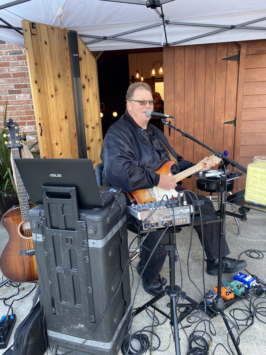 12OaksVineyard's tweet photo. Dale LaRose is back at The Vineyard today from 2-6! 
#twelveoaksvineyard #tov #thevineyard #iggva #carlylelakewinetrail #clintoncountytourism #downstateil #illinoiswine #enjoyillinois https://t.co/ulpy79W2Ro
