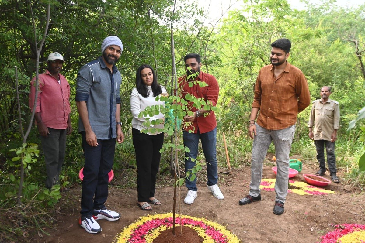 #SivaKarthikeyan & #Maaveeran Team's #GreenIndiaChallenge .. They planted saplings at KBR Park, HYD..💐

SK Nominated #Anirudh for the Challenge..🤝