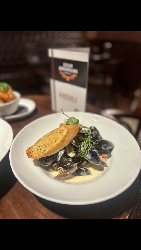 The4Prov's tweet photo. Chef Joe cooks fresh #mussels every day in in a white wine cream sauce. Couple that with a stout or mild ale and you’ve got perfection! #kitchen open from 1 ! Bígí linn! #mussels #dublin #cocklesandmussels #properdub #irishseafood #crumlin #kimmage https://t.co/aZnDqqY8XF