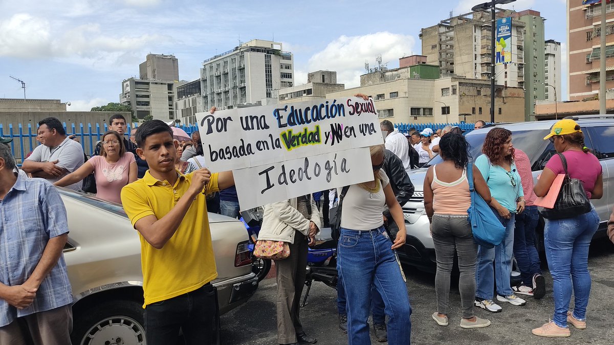 DonaMairen's tweet photo. Este #7Jul me tocó cubrir una protesta de padres que rechazan el "contenido con ideología de género" que se enseña en las escuelas de Venezuela, según lo que explicaban. No suelo hablar en redes de las convocatorias a las que asisto, pero esta en especial me llamó la atención. 🧵 https://t.co/CC4vGVJTwH