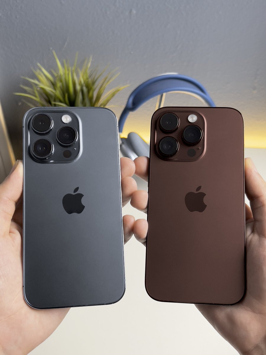 theapplehub's tweet photo. What new color would you like on the iPhone 15 Pro: dark blue or crimson red? https://t.co/WQXrtZyCRX