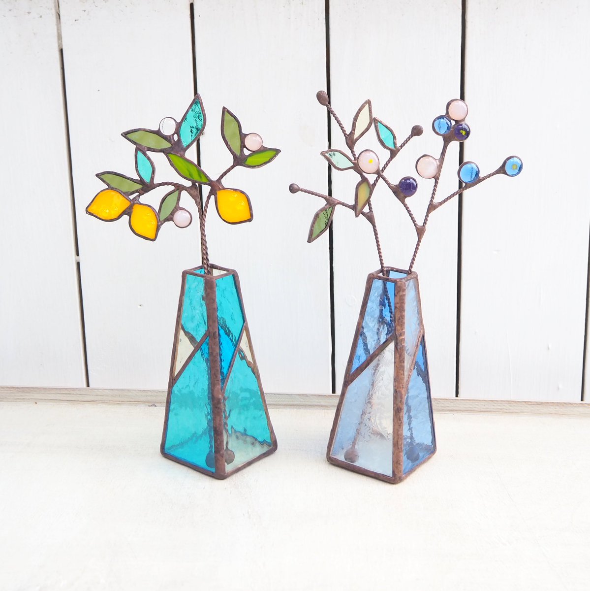 unitglassstudio's tweet photo. 青みの違うブルーのガラスを使った一輪挿し。どちらのブルーがお好みですか？

#ステンドグラス　＃一輪挿し　＃ブルー　＃レモン　
https://t.co/a1uW6DWsh4
https://t.co/YCHVHd9bR5
https://t.co/030jcBDFPz
https://t.co/7n9VhDdI1H https://t.co/5NjO7zkV3J