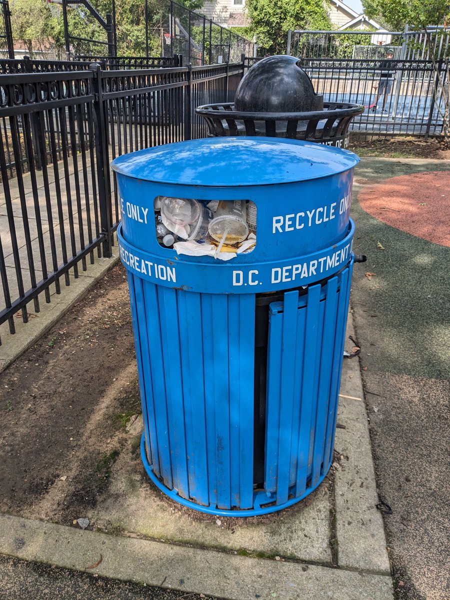 markYfrederick's tweet photo. @311DCgov Hamilton Park trash and recycling bins have been full and not collected for over a week https://t.co/sEdsWVnf9f