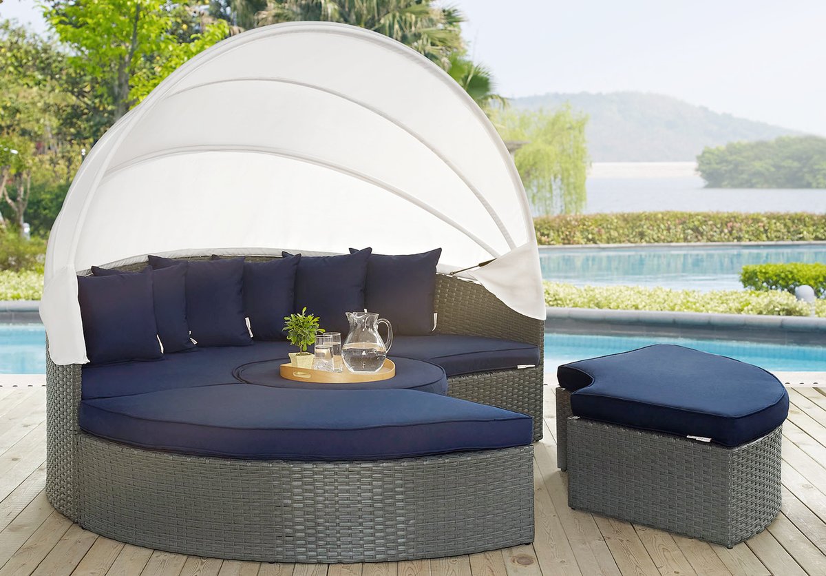 Wouldn't you love to spend your #saturday here?? Available in multiple colors, this daybed set includes a Sojourn Bed, coffee table, and two Sojourn Ottomans! ☀️ - xoxo Joni #Austin