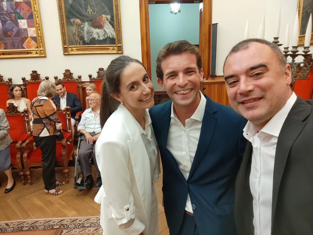 ❤💍 Tots els casaments són especials. 
Ser testimoni i oficiar un acte d’AMOR com aquest és un privilegi, però ho és encara més quan es casen dos amics i persones magnífiques: 

🤵🏼👰🏻‍♀ L'Uri i la Carol, hoquei i cultura en un matrimoni excepcional. 

😍 Sigueu feliços, SEMPRE!