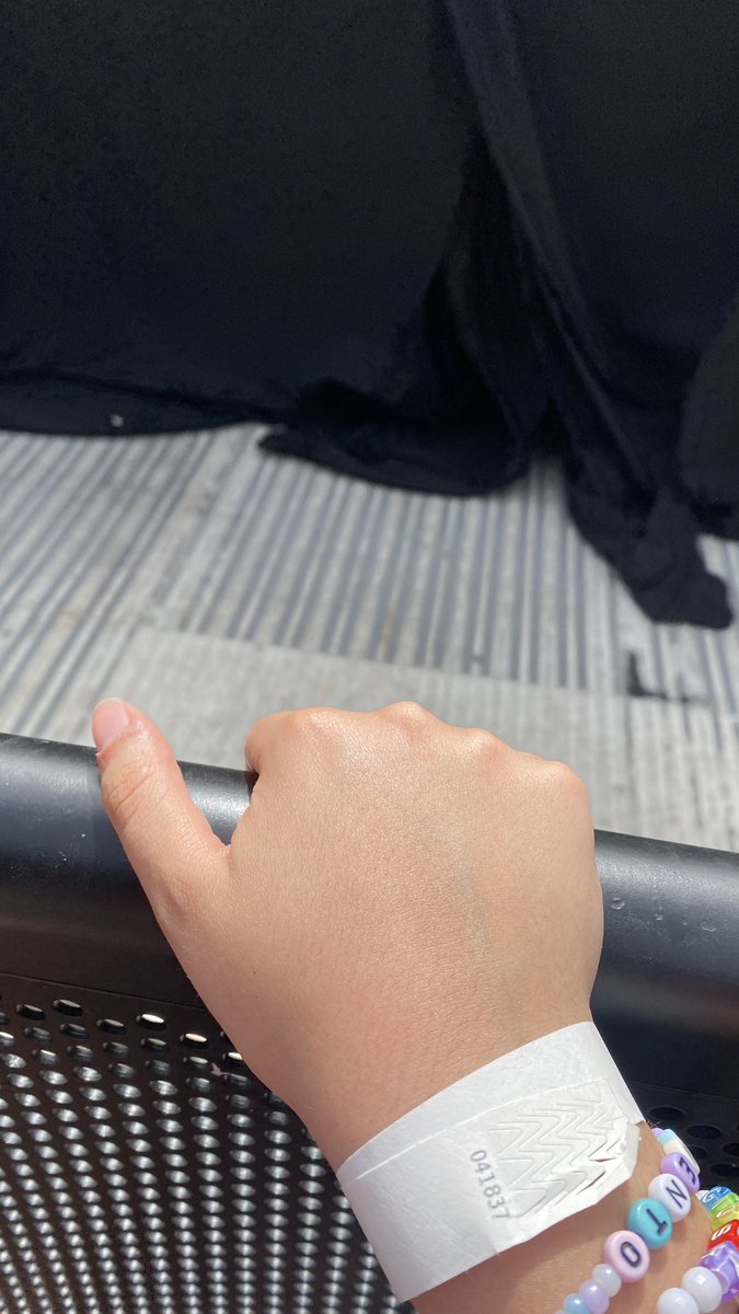 0nLyLou91's tweet image. rt to get barricade at your next concert😉😉😉😉😉