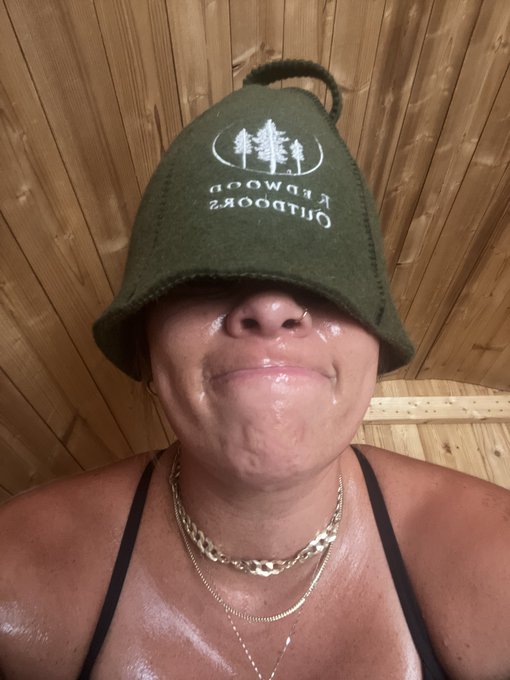 Morning sauna.... internet vs. reality lol https://t.co/URu2hWFG9y