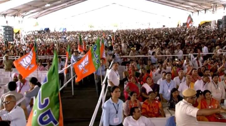 ChetaniVishnu's tweet photo. बीकानेर में प्रधानमंत्री श्री नरेन्द्र मोदी की जनसभा में उमड़े जनसैलाब से साफ है कि प्रदेश से कांग्रेस सरकार की विदाई सुनिश्चित है।

#RajasthanLovesModi 

@narendramodi https://t.co/QcBvUuyeXJ