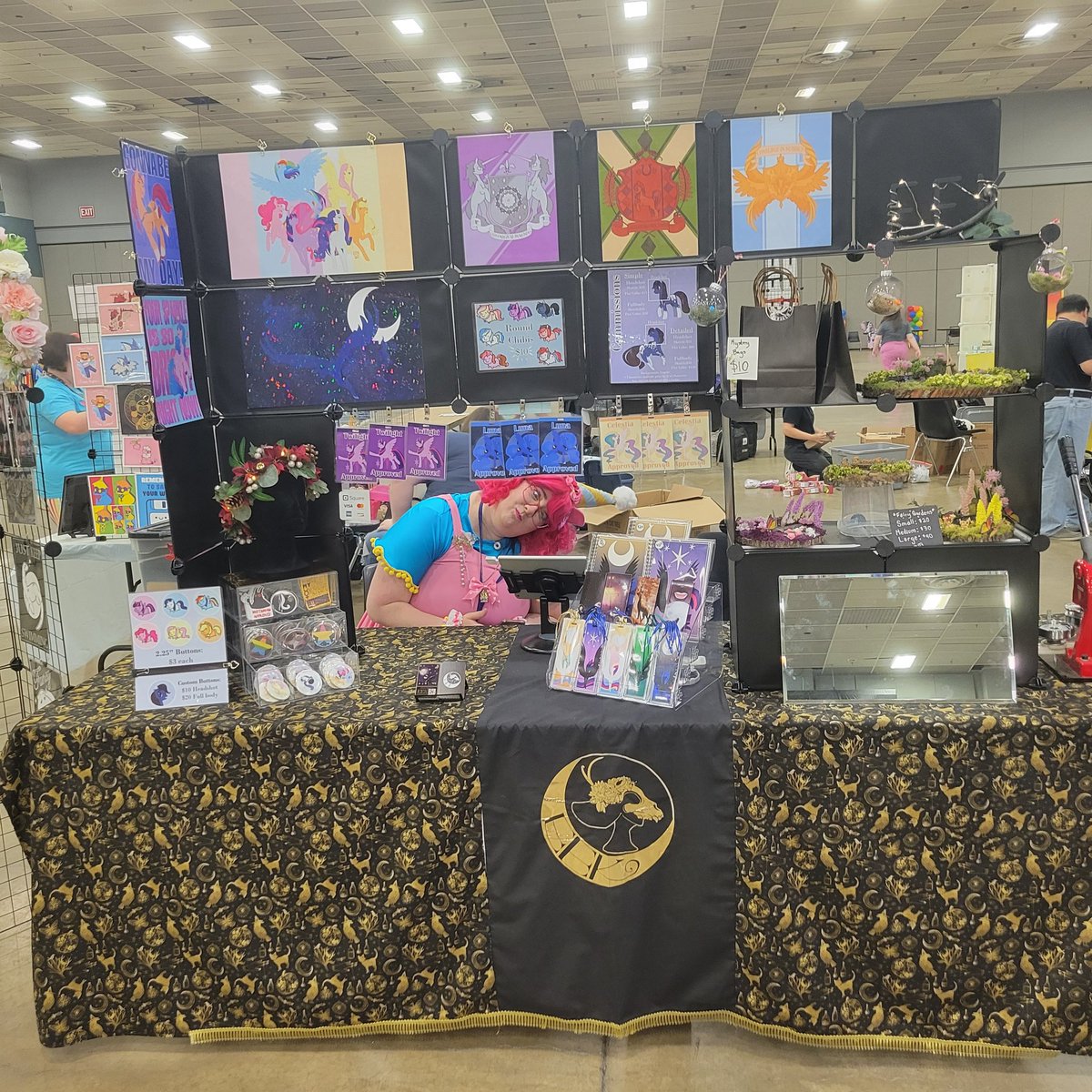 EEKdraws's tweet photo. Forgot to post this yesterday! #artistalley #dealersden #artist #flowercrowns #TrotCon2023 https://t.co/kmeuwu2l3g