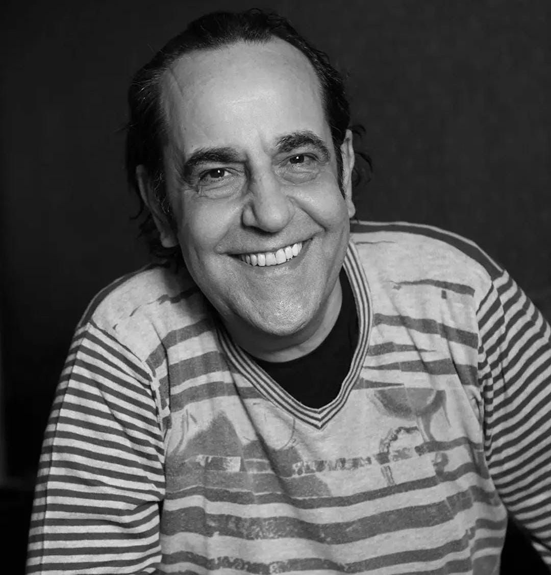 Müzik dünyamızın nev-i şahsına münhasır sanatçılarından Özkan Uğur’u kaybetmenin üzüntüsü içindeyim. Sevenlerine ve yakınlarına sabırlar diliyorum. İyi ki gökkube altında seni dinledik ve beyaz perde de seninle güldük Özkan Uğur.