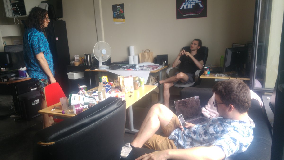 Hi, it's GMTK weekend! With <a href="/fanor79/">Mickaël</a>, <a href="/strublar/">Strublar</a>
 &amp; <a href="/Imberb_s/">Imberbus</a>💜and thanks to <a href="/AbidingBridge/">@AbidingBridge@mastodon.gamedev.place</a>💜who are lending us their premises, we're taking part in GMTK 😊

We haven't yet decided on the name, maybe MouseFightTactics?