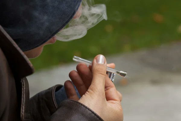 fox12oregon's tweet photo. Multnomah County will give drug users tin foil, straws, glass pipes https://t.co/jscMKiXHBl https://t.co/j7umtwJvgD