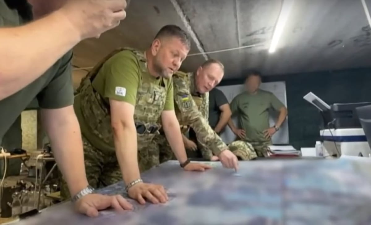 Генерал Залужний у свій день народження приїхав на передову на Запоріжжя – до штабів оперативно-стратегічних угруповань військ "Хортиця" і "Таврія":
"Все йде за планом".
Справжній захисник не літає гелікоптерами на держдачі, не каже, що втомився, хоче пива і на море. Він працює.