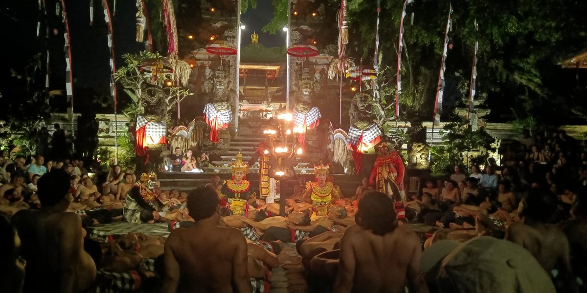 I'm in #Indonesia 🇮🇩 for the time being. Different country, culture, time zone... Can't help it, I always end up in the #theatre 🎭 Here's a scene #DeathofKumbakarna #Ubud #Indonesia #Ubud #Bali #KecakDance #TheatreDirector #PerformingArts #PuraDalem #Filmmakers #FemaleDirector